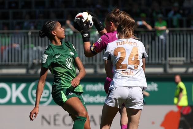 VfL vs. Leverkusen, BL Frauen Wolfsburg, 11.05.2025, FUßBALL - VfL Wolfsburg vs. Bayer 04 Leverkusen, Google Pixel Frauen-Bundesliga, Saison 2024 25. Sveindis Jonsdottir (VfL Wolfsburg), Torfrau Friederike Repohl (Bayer 04 Leverkusen), Lilla Turanyi (Bayer 04 Leverkusen) Wolfsburg