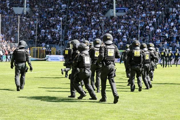 Fussball: 3. Liga, 37. Spieltag, SV Waldhof Mannheim vs. Dynamo Dresden am 10.05.2025 in Mannheim (Carl-Benz-Stadion), Deutschland, Polizeieinsatz im Stadion Mannheim Carl-Benz-Stadion Deutschland *** Soccer 3 Liga, Matchday 37, SV Waldhof Mannheim vs Dynamo Dresden on 10 05 2025 at Mannheim Carl Benz Stadion , Germany, Police operation at Mannheim Carl Benz Stadion Germany Copyright: xFranzxReindelx