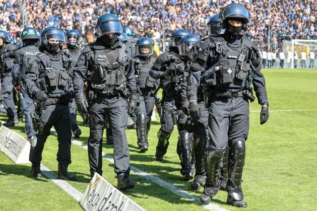 Fussball: 3. Liga, 37. Spieltag, SV Waldhof Mannheim vs. Dynamo Dresden am 10.05.2025 in Mannheim (Carl-Benz-Stadion), Deutschland, Polizeieinsatz im Stadion Mannheim Carl-Benz-Stadion Deutschland *** Soccer 3 Liga, Matchday 37, SV Waldhof Mannheim vs Dynamo Dresden on 10 05 2025 at Mannheim Carl Benz Stadion , Germany, Police operation at Mannheim Carl Benz Stadion Germany Copyright: xFranzxReindelx