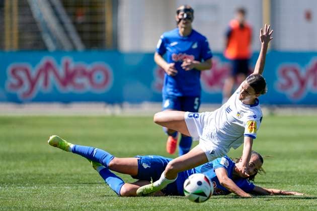 v.li.: Anna Margraf (Jena, 18), Marta Cazalla Garcia (TSG, 15), Zweikampf, Spielszene, Duell, duel, tackle, tackling, Dynamik, Action, Aktion, Foul, Foulspiel, beim Foulen, 11.05.2025, Sinsheim (Hoffenheim) (Deutschland), Fussball, Google Pixel Frauen-Bundesliga, TSG 1899 Hoffenheim - FC Carl Zeiss Jena, DFB DFL REGULATIONS PROHIBIT ANY USE OF PHOTOGRAPHS AS IMAGE SEQUENCES AND OR QUASI-VIDEO.