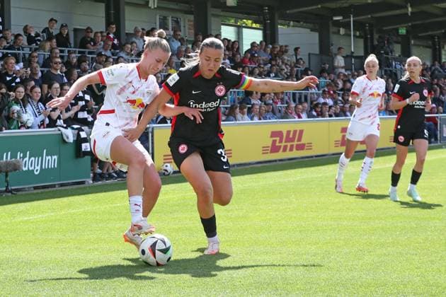 1. Bundesliga Frauen: RB Leipzig vs. SG Eintracht Frankfurt, 11.05.25 Marlene Müller (27, RB Leipzig) gegen Tanja Pawollek (31, Eintracht Frankfurt). Fußball, Google Pixel Frauen-Bundesliga, Saison 2024 2025, 22. Spieltag: RB Leipzig vs. SG Eintracht Frankfurt am 11.05.25, RB-Akademie Cottaweg. DFB REGULATIONS PROHIBIT ANY USE OF PHOTOGRAPHS AS IMAGE SEQUENCES AND OR QUASI-VIDEO. Copyright: xBEAUTIFULxSPORTS JanxKaeferx