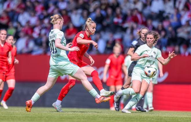 GER, München, FC Bayern München vs SGS Essen, Google Pixel Frauen Bundesliga, Fussball, DFB, Spielzeit 2024 2025, FC Bayern Campus, 22. Spieltag, im Bild v.l.: Natasha Kowalski (SGS ESSEN 10), Giulia Gwinn (FC Bayern München 7) DFB DFL REGULATIONS PROHIBIT ANY USE OF PHOTOGRAPHS AS IMAGE SEQUENCES AND OR QUASI-VIDEO, 11.05.2025, Copyright: HMBxMedia HendrikxHamelau