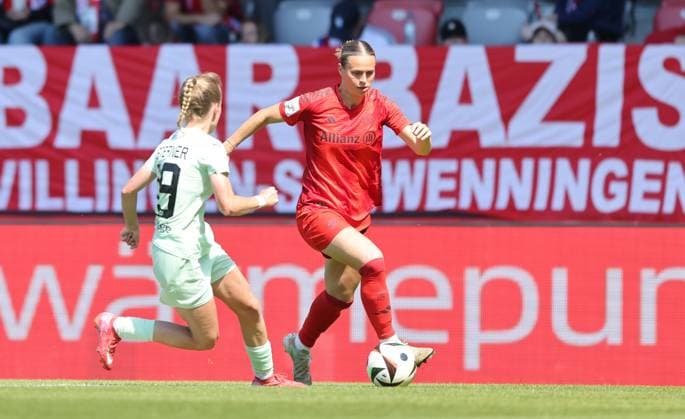 GER, München, FC Bayern München vs SGS Essen, Google Pixel Frauen Bundesliga, Fussball, DFB, Spielzeit 2024 2025, FC Bayern Campus, 22. Spieltag, im Bild v.l.: Beke Sterner (SGS ESSEN 19), Klara Bühl (FC Bayern München 17) DFB DFL REGULATIONS PROHIBIT ANY USE OF PHOTOGRAPHS AS IMAGE SEQUENCES AND OR QUASI-VIDEO, 11.05.2025, Copyright: HMBxMedia HendrikxHamelau
