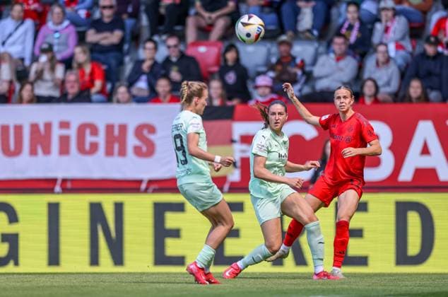 GER, München, FC Bayern München vs SGS Essen, Google Pixel Frauen Bundesliga, Fussball, DFB, Spielzeit 2024 2025, FC Bayern Campus, 22. Spieltag, im Bild v.l.: Beke Sterner (SGS ESSEN 19), Klara Bühl (FC Bayern München 17) DFB DFL REGULATIONS PROHIBIT ANY USE OF PHOTOGRAPHS AS IMAGE SEQUENCES AND OR QUASI-VIDEO, 11.05.2025, Copyright: HMBxMedia HendrikxHamelau