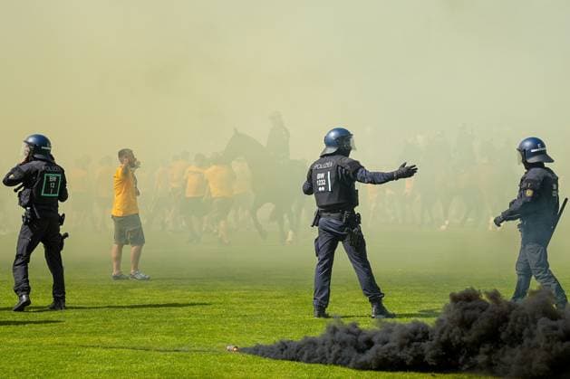 Fussball: 3. Liga, 37. Spieltag, SV Waldhof Mannheim - Dynamo Dresden am 10.05.2025 in Mannheim (Carl-Benz-Stadion), Deutschland, Saison 2024 2025 DFL REGULATIONS PROHIBIT ANY USE OF PHOTOGRAPHS AS IMAGE SEQUENCES AND OR QUASI VIDEO: Polizeieinsatz in Mannheim. Mannheim Carl-Benz-Stadion Deutschland *** Football 3 Liga, Matchday 37, SV Waldhof Mannheim Dynamo Dresden on 10 05 2025 in Mannheim Carl Benz Stadion , Germany, Season 2024 2025 DFL REGULATIONS PROHIBIT ANY USE OF PHOTOGRAPHS AS IMAGE SEQUENCES AND OR QUASI VIDEO Police operation in Mannheim Mannheim Carl Benz Stadion Germany Copyright: xChristophxKinzingerx