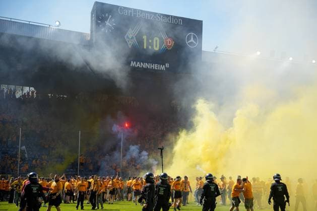 Fussball: 3. Liga, 37. Spieltag, SV Waldhof Mannheim - Dynamo Dresden am 10.05.2025 in Mannheim (Carl-Benz-Stadion), Deutschland, Saison 2024 2025 DFL REGULATIONS PROHIBIT ANY USE OF PHOTOGRAPHS AS IMAGE SEQUENCES AND OR QUASI VIDEO: Dynamo Fans feiern auf Mannheimer Rasen den Aufstieg. Mannheim Carl-Benz-Stadion Deutschland *** Soccer 3 Liga, Matchday 37, SV Waldhof Mannheim Dynamo Dresden on 10 05 2025 at Mannheim Carl Benz Stadion , Germany, Season 2024 2025 DFL REGULATIONS PROHIBIT ANY USE OF PHOTOGRAPHS AS IMAGE SEQUENCES AND OR QUASI VIDEO Dynamo fans celebrate promotion on Mannheim pitch Mannheim Carl Benz Stadion Germany Copyright: xChristophxKinzingerx