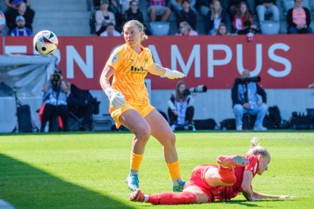 Kim-Lea Sindermann (31, SGS Essen) und Lea Schüller (11, FC Bayern München) Torb zum 3 : 0 beim Spiel FC Bayern München v SGS Essen, Fußball, Frauen, Google Pixel Frauen-Bundesliga, 2024 2025, 22.Spieltag am 11.05.2025 in München, FC Bayern Campus. DFL and DFB regulations prohibit any use of photographs as image sequences and or quasi-video. Bayern Deutschland