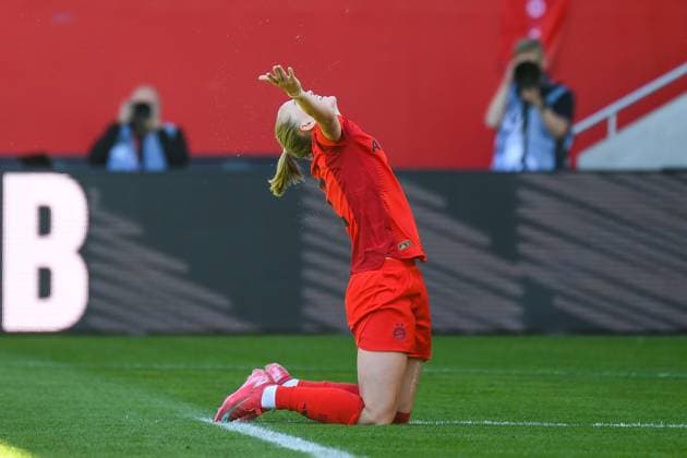 Fußball I Frauen I Saison 2024-2025 I Bundesliga I 22. Spieltag I FC Bayern München - SGS Essen I 11.05.2025 Torjubel Lea Schüller (11, FC Bayern München) kniet und streckt die Arme zum Himmel Freisteller, Nahaufnahme, Porträt, Portrait, Einzelfoto, Einzelbild, Körper München Ingolstädter Straße 272 Bayern Deutschland Copyright: xLobeca InesxHähnelx