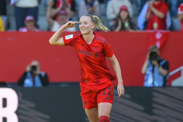 Fußball I Frauen I Saison 2024-2025 I Bundesliga I 22. Spieltag I FC Bayern München - SGS Essen I 11.05.2025 Torjubel Lea Schüller (11, FC Bayern München) zeigt mit dem Finger an die Schläfe Freisteller, Nahaufnahme, Porträt, Portrait, Einzelfoto, Einzelbild, Körper München Ingolstädter Straße 272 Bayern Deutschland Copyright: xLobeca InesxHähnelx