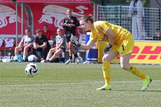1. Bundesliga Frauen: RB Leipzig vs. SG Eintracht Frankfurt, 11.05.25 Torwart Stina Johannes (1, Eintracht Frankfurt) rollt den Ball ins Spiel zurück. Fußball, Google Pixel Frauen-Bundesliga, Saison 2024 2025, 22. Spieltag: RB Leipzig vs. SG Eintracht Frankfurt am 11.05.25, RB-Akademie Cottaweg. DFB REGULATIONS PROHIBIT ANY USE OF PHOTOGRAPHS AS IMAGE SEQUENCES AND OR QUASI-VIDEO. Copyright: xBEAUTIFULxSPORTS JanxKaeferx
