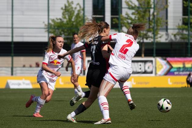 GER, Leipzig, Fußballl, Google Pixel Frauen Bundesliga, 22. Spieltag, RB Leipzig vs. Eintracht Frankfurt im Bild v.l.: Lara Prasnikar (Eintracht Frankfurt 07), Frederike Kempe (RB Leipzig 02), Zweikampf 11.05.2025, RB Leipzig Training Akademie Cottaweg Leipzig DFB REGULATIONS PROHIBIT ANY USE OF PHOTOGRAPHS AS IMAGE SEQUENCES AND OR QUASI-VIDEO, Copyright: HMBxMedia PaulxFritz