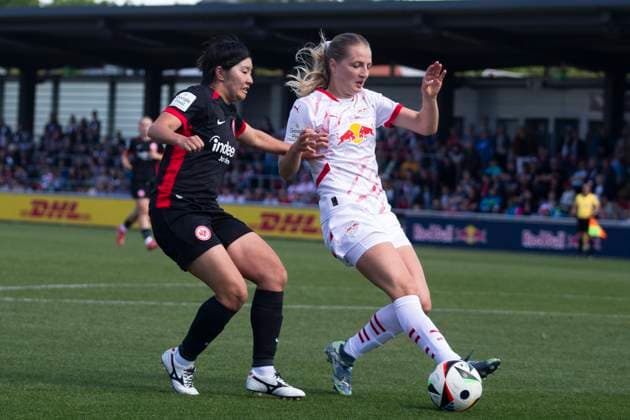 GER, Leipzig, Fußballl, Google Pixel Frauen Bundesliga, 22. Spieltag, RB Leipzig vs. Eintracht Frankfurt im Bild v.l.: Remina Chiba (Eintracht Frankfurt 15), Nina Raecke (RB Leipzig 04), Zweikampf 11.05.2025, RB Leipzig Training Akademie Cottaweg Leipzig DFB REGULATIONS PROHIBIT ANY USE OF PHOTOGRAPHS AS IMAGE SEQUENCES AND OR QUASI-VIDEO, Copyright: HMBxMedia PaulxFritz