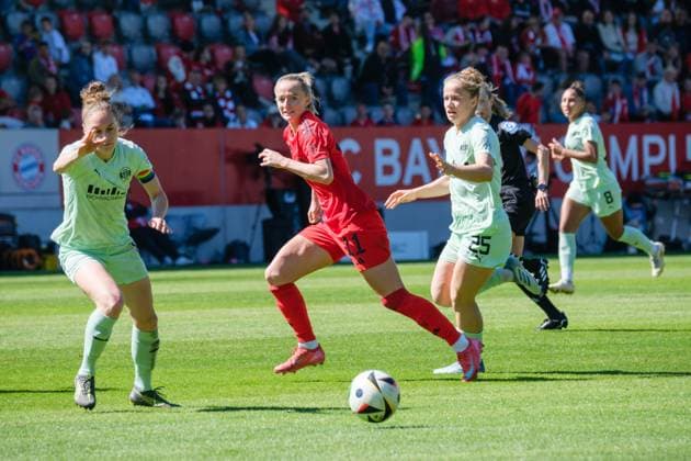 Jacqueline Meißner (16, SGS Essen), Lea Schüller (11, FC Bayern München) und Paulina Platner (25, SGS Essen) beim Spiel FC Bayern München v SGS Essen, Fußball, Frauen, Google Pixel Frauen-Bundesliga, 2024 2025, 22.Spieltag am 11.05.2025 in München, FC Bayern Campus. DFL and DFB regulations prohibit any use of photographs as image sequences and or quasi-video. Bayern Deutschland