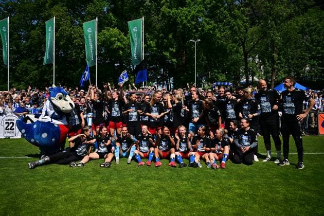 Fußball I Frauen I Saison 2024-2025 I 2. Bundesliga I 25. Spieltag I Hamburger SV - SC Freiburg II I 11.05.2025 Jubel, Begeisterung, Enthusiasmus, Euphorie, Freude, Glücksgefühl, Heiterkeit bei: mit den Fans der Hamburger SV Frauen Hamburg Am Volkspark Hamburg Deutschland