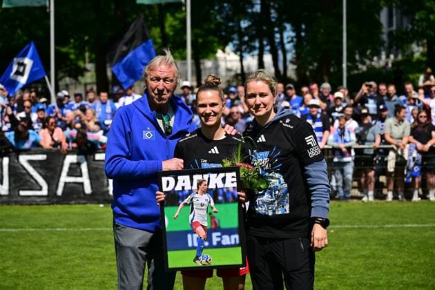 Fußball I Frauen I Saison 2024-2025 I 2. Bundesliga I 25. Spieltag I Hamburger SV - SC Freiburg II I 11.05.2025 Abschied mitte: Jana Braun (15, Hamburger SV) Hamburg Am Volkspark Hamburg Deutschland