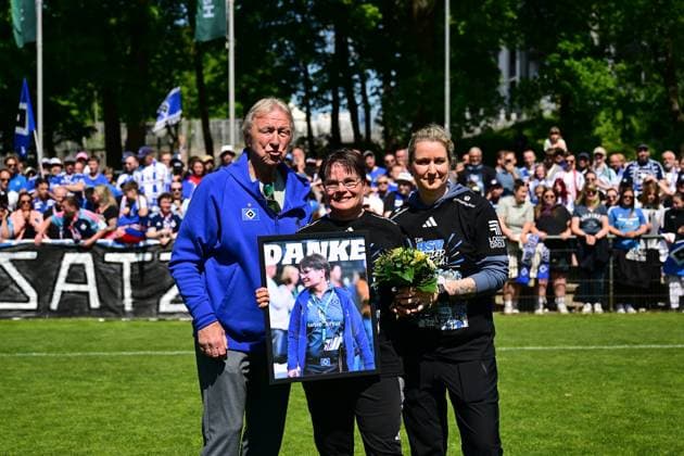 Fußball I Frauen I Saison 2024-2025 I 2. Bundesliga I 25. Spieltag I Hamburger SV - SC Freiburg II I 11.05.2025 Abschied mitte: Susanne Rodekamp (Susi) Hamburg Am Volkspark Hamburg Deutschland