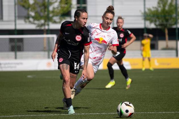 GER, Leipzig, Fußballl, Google Pixel Frauen Bundesliga, 22. Spieltag, RB Leipzig vs. Eintracht Frankfurt im Bild v.l.: Geraldine Reuteler (Eintracht Frankfurt 14), Michela Croatto (RB Leipzig 16), Zweikampf 11.05.2025, RB Leipzig Training Akademie Cottaweg Leipzig DFB REGULATIONS PROHIBIT ANY USE OF PHOTOGRAPHS AS IMAGE SEQUENCES AND OR QUASI-VIDEO, Copyright: HMBxMedia PaulxFritz