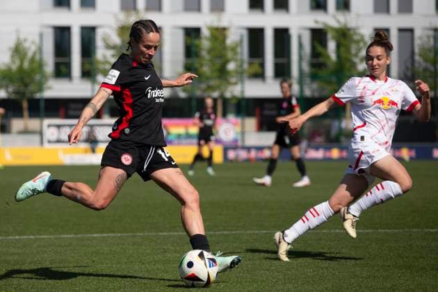 GER, Leipzig, Fußballl, Google Pixel Frauen Bundesliga, 22. Spieltag, RB Leipzig vs. Eintracht Frankfurt im Bild v.l.: Geraldine Reuteler (Eintracht Frankfurt 14), Flanke 11.05.2025, RB Leipzig Training Akademie Cottaweg Leipzig DFB REGULATIONS PROHIBIT ANY USE OF PHOTOGRAPHS AS IMAGE SEQUENCES AND OR QUASI-VIDEO, Copyright: HMBxMedia PaulxFritz