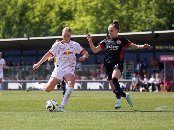 Emilia Asgeirsdottir (RB Leipzig Frauen, 08) und Sophia Kleinherne (Eintracht Frankfurt Frauen, 04) Zweikampf, Duell, Kampf um den Ball, RB Leipzig Frauen vs. Eintracht Frankfurt Frauen, Fussball, 1. Frauen Bundesliga, 22. Spieltag, Saison 2024 2025, 11.05.2025,¨ DFL REGULATIONS PROHIBIT ANY USE OF PHOTOGRAPHS AS IMAGE SEQUENCES AND OR QUASI-VIDEO,¨ RB Leipzig Frauen vs. Eintracht Frankfurt Frauen, Fussball, 1. Frauen Bundesliga, 22. Spieltag, Saison 2024 2025, 11.05.2025 Leipzig Copyright: xEibner-Pressefoto LauraxRoemerx EP_LRR
