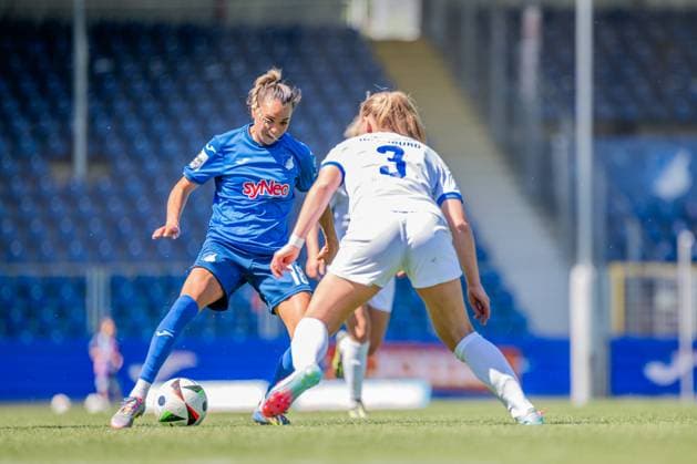 Google Pixel Frauen-Bundesliga, TSG Hoffenheim - FC Carl Zeiss Jena; 11.05.2025 Zweikampf Julia Hickelsberger (TSG Hoffenheim, 18) und Toma Ihlenburg (FC Carl Zeiss Jena, 3) Google Pixel Frauen-Bundesliga, TSG Hoffenheim - FC Carl Zeiss Jena, am 11.05.2025 im Dietmar-Hopp-Stadion in Hoffenheim. DFB REGULATIONS PROHIBIT ANY USE OF PHOTOGRAPHS AS IMAGE SEQUENCES AND OR QUASI-VIDEO. Copyright: xBEAUTIFULxSPORTS Gelhardtx
