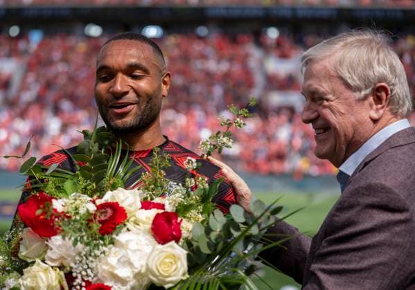 Sport Themen der Woche KW19 Sport Bilder des Tages Verabschiedung von Jonathan Tah (Bayer 04 Leverkusen, 4) 11.05.2025, Bayer Leverkusen - Borussia Dortmund, Fussball, Bundesliga, GER, Leverkusen, BayArena, Saison 24 25, 33. Spieltag DFL regulations prohibit any use of photographs as image sequences and or quasi-video. *** Farewell to Jonathan Tah Bayer 04 Leverkusen, 4 11 05 2025, Bayer Leverkusen Borussia Dortmund, Football, Bundesliga, GER, Leverkusen, BayArena, Season 24 25, 33 Matchday DFL regulations prohibit any use of photographs as image sequences and or quasi video Copyright: HMBxMedia xMarcoxBader