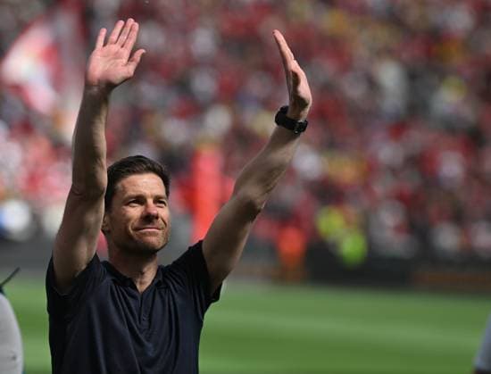 11.05.2025, xophax, Fussball 1.Bundesliga, Bayer 04 Leverkusen - Borussia Dortmund v.l. Trainer Xabi Alonso wird gefeiert und verabschiedet (DFL DFB REGULATIONS PROHIBIT ANY USE OF PHOTOGRAPHS as IMAGE SEQUENCES and or QUASI-VIDEO) Leverkusen *** 11 05 2025, xophax, Soccer 1 Bundesliga, Bayer 04 Leverkusen Borussia Dortmund v l Coach Xabi Alonso is celebrated and bid farewell DFL DFB REGULATIONS PROHIBIT ANY USE OF PHOTOGRAPHS as IMAGE SEQUENCES and or QUASI VIDEO Leverkusen