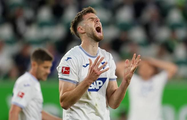 GER, 1.FBL, VfL Wolfsburg vs TSG 1899 Hoffenheim 09.05.2025, Volkswagen Arena, Wolfsburg, GER, 1.FBL, VfL Wolfsburg vs TSG 1899 Hoffenheim , im Bild Anton Stach (Hoffenheim) DFL regulations prohibit any use of photographs as image sequences and or quasi-video.