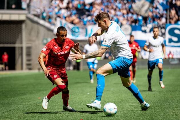 Kenny Prince Redondo (1. FC Kaiserslautern, 11) im Zweikampf mit Matej Maglica (SV Darmstadt 98, 5), GER, 1. FC Kaiserslautern vs SV Darmstadt 98, Fussball 2. Bundesliga, 33. Spieltag, Saison 2024 2025, 11.05.2025 DFL DFB regulations prohibit any use of photographs as image sequences and or quasi-video GER, 1. FC Kaiserslautern vs SV Darmstadt 98, Fussball 2. Bundesliga, 33. Spieltag, Saison 2024 2025, 11.05.2025, Kaiserslautern