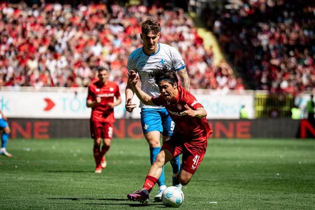 Daisuke Yokota (1. FC Kaiserslautern, 41) wird unsaft gestoppt, GER, 1. FC Kaiserslautern vs SV Darmstadt 98, Fussball 2. Bundesliga, 33. Spieltag, Saison 2024 2025, 11.05.2025 DFL DFB regulations prohibit any use of photographs as image sequences and or quasi-video GER, 1. FC Kaiserslautern vs SV Darmstadt 98, Fussball 2. Bundesliga, 33. Spieltag, Saison 2024 2025, 11.05.2025, Kaiserslautern