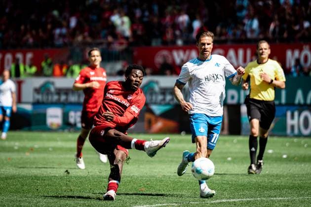 Faride Alidou (1. FC Kaiserslautern, 48) schietert mit seinem Abschluss, GER, 1. FC Kaiserslautern vs SV Darmstadt 98, Fussball 2. Bundesliga, 33. Spieltag, Saison 2024 2025, 11.05.2025 DFL DFB regulations prohibit any use of photographs as image sequences and or quasi-video GER, 1. FC Kaiserslautern vs SV Darmstadt 98, Fussball 2. Bundesliga, 33. Spieltag, Saison 2024 2025, 11.05.2025, Kaiserslautern