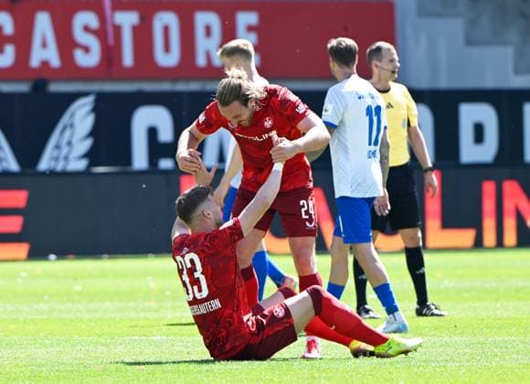 Fussball - 2. Bundesliga - Saison 2024 25 1. FC Kaiserslautern 11.05.2025 Fritz-Walter-Stadion 1. FC Kaiserslautern (fck) - SV Darmstadt 98 (da) 2:1 Jan ELVEDI (1. FC Kaiserslautern), li, und Jannis HEUER (1. FC Kaiserslautern) nach Spielende 1. FC Kaiserslautern