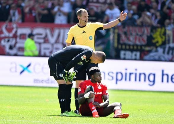 Fussball - 2. Bundesliga - Saison 2024 25 1. FC Kaiserslautern 11.05.2025 Fritz-Walter-Stadion 1. FC Kaiserslautern (fck) - SV Darmstadt 98 (da) 2:1 Ragnar ACHE (1. FC Kaiserslautern), am Boden, Torwart Marcel SCHUHEN (SV Darmstadt 98), li, Schiedsrichter Dr. Robin BRAUN 1. FC Kaiserslautern