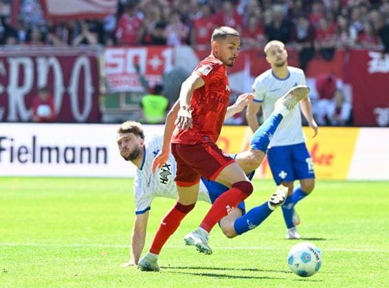 Fussball - 2. Bundesliga - Saison 2024 25 1. FC Kaiserslautern 11.05.2025 Fritz-Walter-Stadion 1. FC Kaiserslautern (fck) - SV Darmstadt 98 (da) 2:1 Kenny Prince REDONDO (1. FC Kaiserslautern), vorne - Killian CORREDOR (SV Darmstadt 98) 1. FC Kaiserslautern