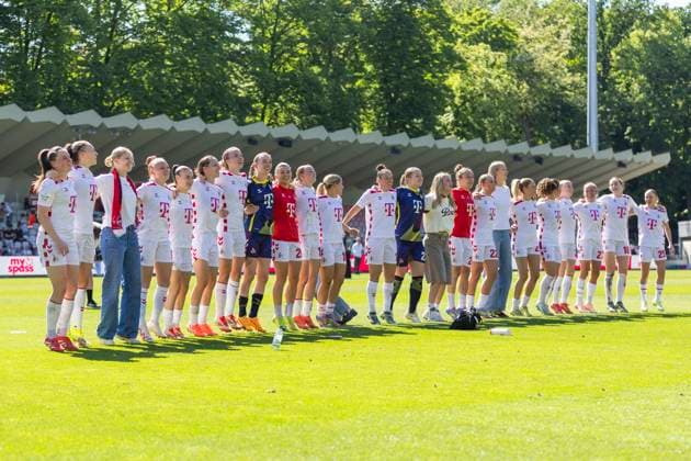Google Pixel Frauen-Bundesliga: 1. FC Köln - 1. FFC Turbine Potsdam, 11.05.2025 Die Mannschaft feiert nach dem Spiel mit den Fans. Google Pixel Frauen-Bundesliga, 1. FC Köln - 1. FFC Turbine Potsdam, 22. Spieltag, am 11.05.2025, Franz-Kremer-Stadion, Köln DFB regulations prohibit any use of photographs as image sequences and or quasi-video Copyright: xBEAUTIFULxSPORTS Meuselx