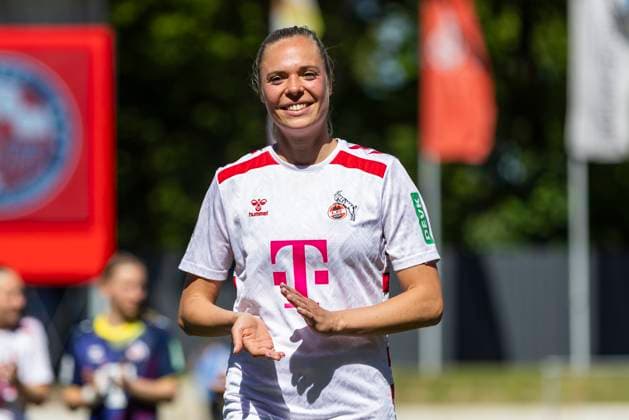 Google Pixel Frauen-Bundesliga: 1. FC Köln - 1. FFC Turbine Potsdam, 11.05.2025 Janina Hechler (1. FC Köln, 28) wird offiziell verabschiedet. Google Pixel Frauen-Bundesliga, 1. FC Köln - 1. FFC Turbine Potsdam, 22. Spieltag, am 11.05.2025, Franz-Kremer-Stadion, Köln DFB regulations prohibit any use of photographs as image sequences and or quasi-video Copyright: xBEAUTIFULxSPORTS Meuselx