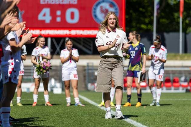 Google Pixel Frauen-Bundesliga: 1. FC Köln - 1. FFC Turbine Potsdam, 11.05.2025 Josefine Osigus (1. FC Köln, 24) wird offiziell verabschiedet. Google Pixel Frauen-Bundesliga, 1. FC Köln - 1. FFC Turbine Potsdam, 22. Spieltag, am 11.05.2025, Franz-Kremer-Stadion, Köln DFB regulations prohibit any use of photographs as image sequences and or quasi-video Copyright: xBEAUTIFULxSPORTS Meuselx
