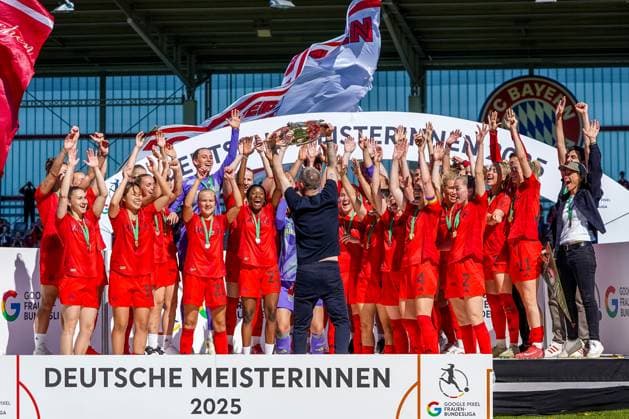 Die Frauen des FC Bayern München ( Lena Oberdorf (8 Bayern) , Momoko Tanikawa (18 Bayern) , Lea Schüller (11 Bayern),Sarah Zadrazil (25 FC Bayern) , Linda Sembrant (2 Bayern) , Giulia Gwinn (7 FC Bayern) , Linda Dallmann (10 FC Bayern) , Klara Bühl (17 FC Bayern) , Carolin Simon (30 FC Bayern, Magdalena Eriksson (5 FC Bayern) , Pernille Harder (21 Bayern) ) )feiern den Sieg der Deutschen Meisterschaft der Google Pixel Frauen Bundesliga 20024 2025 am 11.05.2024 München FC Bayern Campus Bayern Deutschland