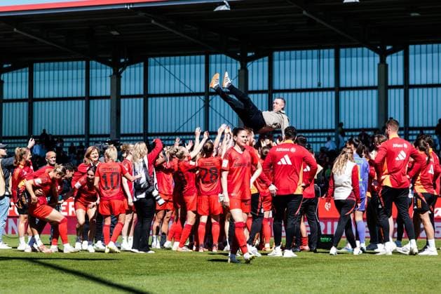 Google Pixel Frauen Bundesliga, FC Bayern München - SGS Essen; 11.05.2025 Die Spielerinnen des FC Bayern München werfen Alexander Straus (FC Bayern München, Trainer) in die Luft Google Pixel Frauen Bundesliga, FC Bayern München - SGS Essen, München, FC Bayern Campus am 11.05.2025 Copyright: xBEAUTIFULxSPORTS Wunderlx
