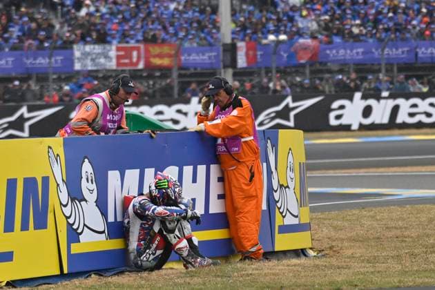 Sport Themen der Woche KW19 Sport Bilder des Tages PHOTOPQR OUEST FRANCE Thomas Brégardis Ouest-France ; Le Mans ; 11 05 2025 ; 11 Mai 2025 Grand Prix de France moto sur le circuit Bugatti du Mans Dimanche, jour de course. Le pilote de Moto GP Fabio Quartararo (n°20 Monster Energy Yamaha MotoGP) assis le long du mur entre les stands et la ligne droite après sa chute. Photo: Thomas Bregardis Ouest-France 11th May 2025 Le Mans (France) Moto Grand Prix Le Mans Sarthe France  Copyright: xPHOTOPQR OUESTxFRANCE MAXPPPxThomasxBrégardisx xOuest-Francex 20250511OFR9515 20250511OFR9515