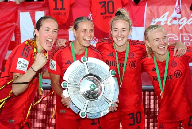Sport Themen der Woche KW19 Sport Bilder des Tages Fussball, Frauen, Google Pixel Frauen Bundesliga, 22.Spieltag, Saison 2024 2025, FC Bayern München - SGS Essen, Campus Jubel auf der Meisterfeier nach dem Spiel, hier Sydney Lohmann (FC Bayern München) mit Klara Bühl Buehl (FC Bayern München), Carolin Simon (FC Bayern München) und Pernille Harder (FC Bayern München) (v.l.n.r.) beim Jubeln mit der Meisterschale *** Football, Women, Google Pixel Womens Bundesliga, Matchday 22, Season 2024 2025, FC Bayern Munich SGS Essen, Campus Cheering at the championship celebration after the match, here Sydney Lohmann FC Bayern Munich with Klara Bühl Buehl FC Bayern Munich , Carolin Simon FC Bayern Munich and Pernille Harder FC Bayern Munich from left to right celebrating with the championship trophy