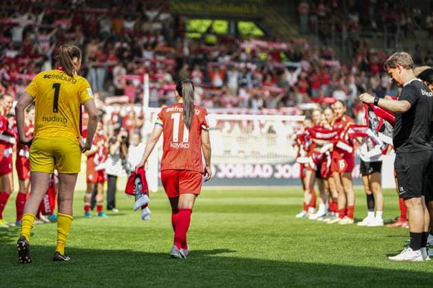 Google Pixel Frauen-Bundesliga: SC Freiburg vs. SV Werder Bremen, 11.05.2025 Das letzte mal zum Fanblock laufen für Lena Nuding (SC Freiburg 1) und Hasret Kayikçi (SC Freiburg 11) Google Pixel Frauen-Bundesliga: SC Freiburg vs. SV Werder Bremen, Dreisamstadion, Sonntag 11.05.2025 DFB DFL REGULATIONS PROHIBIT ANY USE OF PHOTOGRAPHS AS IMAGE SEQUENCES AND OR QUASI-VIDEO. Copyright: xBEAUTIFULxSPORTS Boscox