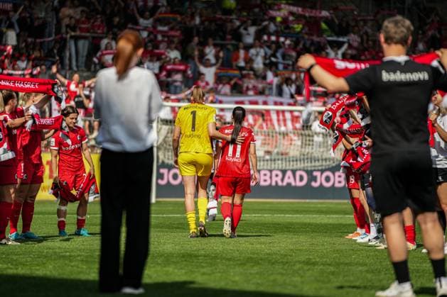 Google Pixel Frauen-Bundesliga: SC Freiburg vs. SV Werder Bremen, 11.05.2025 Das letzte mal zum Fanblock laufen für Lena Nuding (SC Freiburg 1) und Hasret Kayikçi (SC Freiburg 11) Google Pixel Frauen-Bundesliga: SC Freiburg vs. SV Werder Bremen, Dreisamstadion, Sonntag 11.05.2025 DFB DFL REGULATIONS PROHIBIT ANY USE OF PHOTOGRAPHS AS IMAGE SEQUENCES AND OR QUASI-VIDEO. Copyright: xBEAUTIFULxSPORTS Boscox