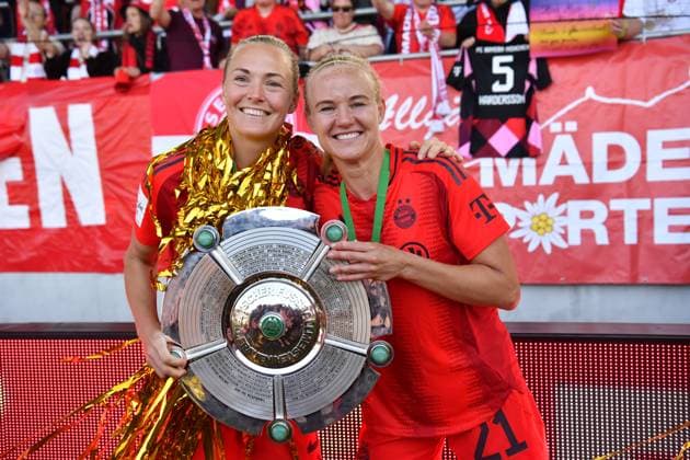 Magdalena Eriksson (5 FC Bayern) und Pernille Harder (21 Bayern) feiern den Sieg der Deutschen Meisterschaft der Google Pixel Frauen Bundesliga 20024 2025 am 11.05.2024 München FC Bayern Campus Bayern Deutschland