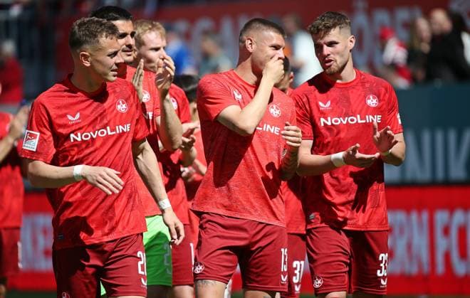 11.05.2025, xmohx, Fussball 2.Bundesliga, 1.FC Kaiserslautern - SV Darmstadt 98 v.l. Filip KaloÂ c, Erik Wekesser und Jan Elvedi (Kaiserslautern) nach dem Schlusspfiff vor den fans (DFL DFB REGULATIONS PROHIBIT ANY USE OF PHOTOGRAPHS as IMAGE SEQUENCES and or QUASI-VIDEO) Kaiserslautern