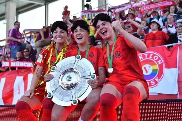 Glodis Viggosdottir (4 FC Bayern) , Georgia Stanway (31 FC Bayern) und Sarah Zadrazil (25 FC Bayern) feiern mit den Fans den Sieg der Deutschen Meisterschaft der Google Pixel Frauen Bundesliga 20024 2025 am 11.05.2024 München FC Bayern Campus Bayern Deutschland
