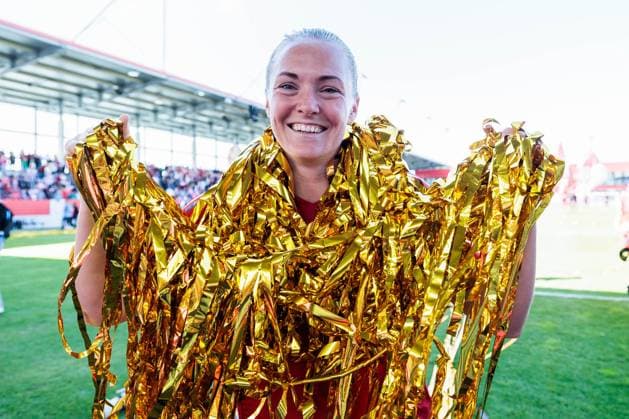 Google Pixel Frauen Bundesliga, FC Bayern München - SGS Essen; 11.05.2025 Magdalena Eriksson (FC Bayern München, 5) mit Konfetti-Kleid Google Pixel Frauen Bundesliga, FC Bayern München - SGS Essen, München, FC Bayern Campus am 11.05.2025 Copyright: xBEAUTIFULxSPORTS Wunderlx