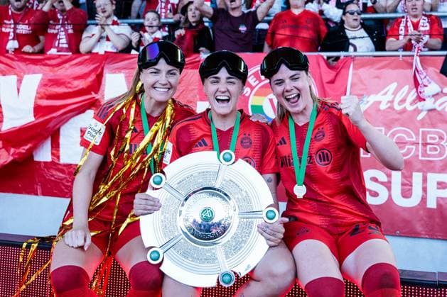 Google Pixel Frauen Bundesliga, FC Bayern München - SGS Essen; 11.05.2025 Glodis Perla Viggosdottir (FC Bayern München, 4), Georgia Stanway (FC Bayern München, 31), Sarah Zadrazil (FC Bayern München, 25) posieren mit Schale Google Pixel Frauen Bundesliga, FC Bayern München - SGS Essen, München, FC Bayern Campus am 11.05.2025 Copyright: xBEAUTIFULxSPORTS Wunderlx