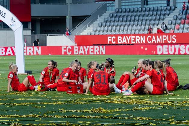 Die Muenchnerinnen feiern auf dem Rasen sitzend die Meisterschaft FC Bayern Muenchen Frauen vs. SGS Essen 1968, Fussball, Google Pixel Frauen-Bundesliga, 22. Spieltag, Saison 2024 2025, 11.05.2025. (DFL DFB REGULATIONS PROHIBIT ANY USE OF PHOTOGRAPHS as IMAGE SEQUENCES and or QUASI-VIDEO). FC Bayern Muenchen Frauen vs. SGS Essen 1968, Fussball, Google Pixel Frauen-Bundesliga, 22. Spieltag, Saison 2024 2025, 11.05.2025. Muenchen Copyright: xEibner-Pressefoto HeikexFeinerx EP_HFR