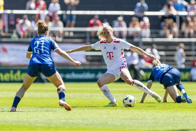 Google Pixel Frauen-Bundesliga: 1. FC Köln - 1. FFC Turbine Potsdam, 11.05.2025 Alina Gnädig (1. FFC Turbine Potsdam, 21), Janina Hechler (1. FC Köln, 28). Google Pixel Frauen-Bundesliga, 1. FC Köln - 1. FFC Turbine Potsdam, 22. Spieltag, am 11.05.2025, Franz-Kremer-Stadion, Köln DFB regulations prohibit any use of photographs as image sequences and or quasi-video Copyright: xBEAUTIFULxSPORTS Meuselx