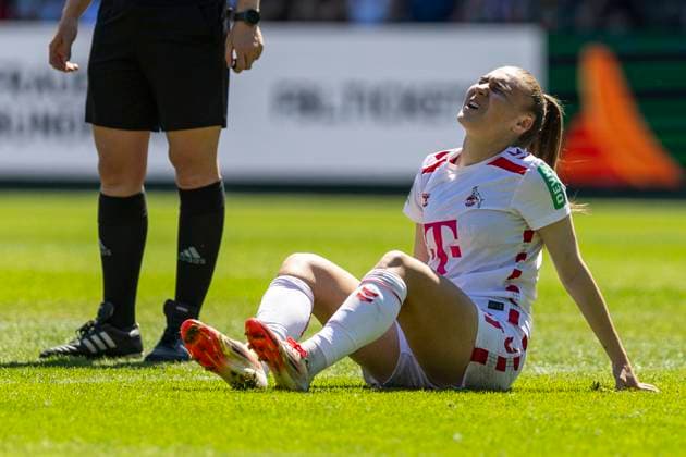 Google Pixel Frauen-Bundesliga: 1. FC Köln - 1. FFC Turbine Potsdam, 11.05.2025 Alena Bienz (1. FC Köln, 11) mit Schmerzen am Boden. Google Pixel Frauen-Bundesliga, 1. FC Köln - 1. FFC Turbine Potsdam, 22. Spieltag, am 11.05.2025, Franz-Kremer-Stadion, Köln DFB regulations prohibit any use of photographs as image sequences and or quasi-video Copyright: xBEAUTIFULxSPORTS Meuselx